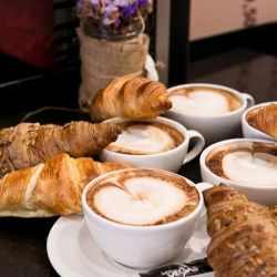 Desayunos de café y croissant