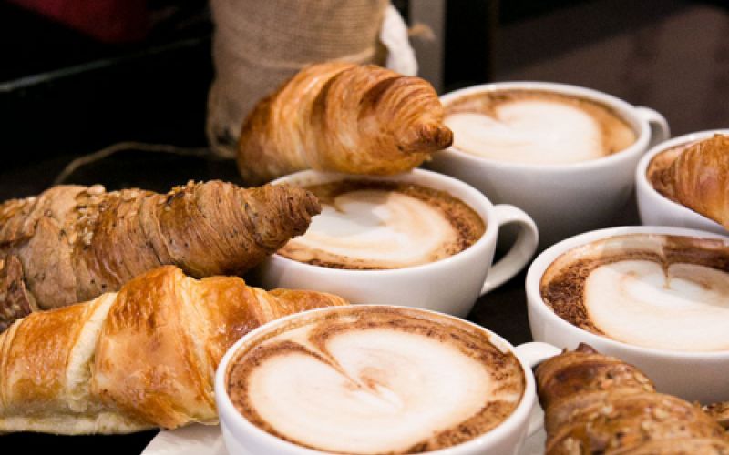 Desdejunis de cafè i croissant